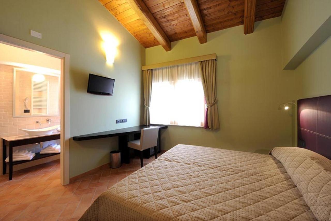 Magione Papale Relais Ξενοδοχείο Λ' Άκουιλα Δωμάτιο φωτογραφία